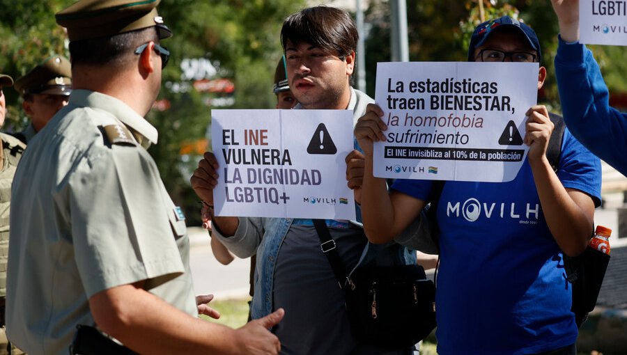 Movilh realiza manifestación y acusa exclusión de diversidad sexual en preguntas de Censo 2024