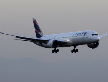 Un chileno figura en lista de pasajeros derivados a centro médico en Nueva Zelanda tras incidente en pleno vuelo