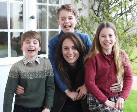 Kate Middleton se disculpa por "confusión" que generó foto familiar manipulada