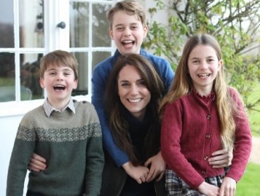 Kate Middleton se disculpa por "confusión" que generó foto familiar manipulada