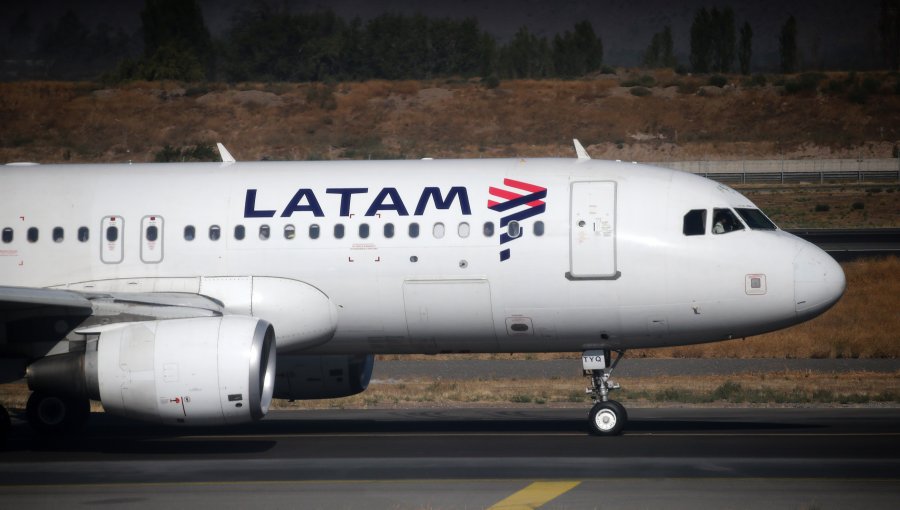 Expertos recogen la caja negra del avión Latam que sufrió "fallo técnico" en vuelo a Australia