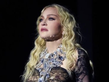 Madonna se queja por una persona que veía su concierto sentado y luego se da cuenta que estaba en silla de ruedas