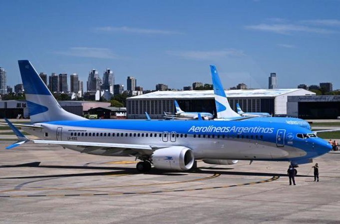 Venezuela prohíbe a los aviones argentinos sobrevolar su espacio aéreo: gobierno de Milei inició acciones diplomáticas