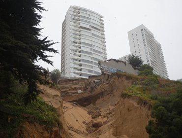 ¿Qué tan riesgoso es volver a habitar los edificios evacuados por socavones en Reñaca? Experto pide monitoreo hasta noviembre