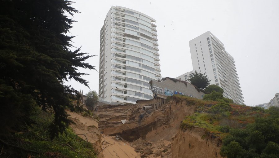 ¿Qué tan riesgoso es volver a habitar los edificios evacuados por socavones en Reñaca? Experto pide monitoreo hasta noviembre