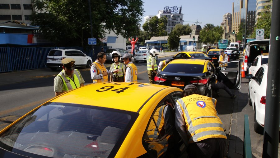 Turista holandesa denunció a taxista que le cobró $7 millones desde el aeropuerto al centro de Santiago