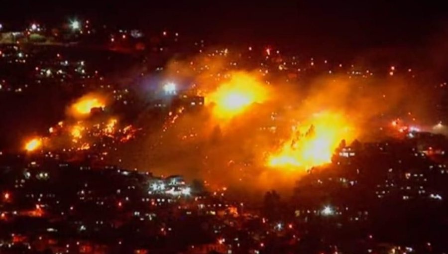 Solicitan evacuar el sector Chaparro Alto del cerro Cordillera de Valparaíso por incendio forestal