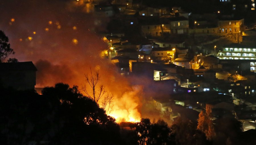 Tras caída de una bengala se habría iniciado el incendio forestal en el cerro Cordillera de Valparaíso