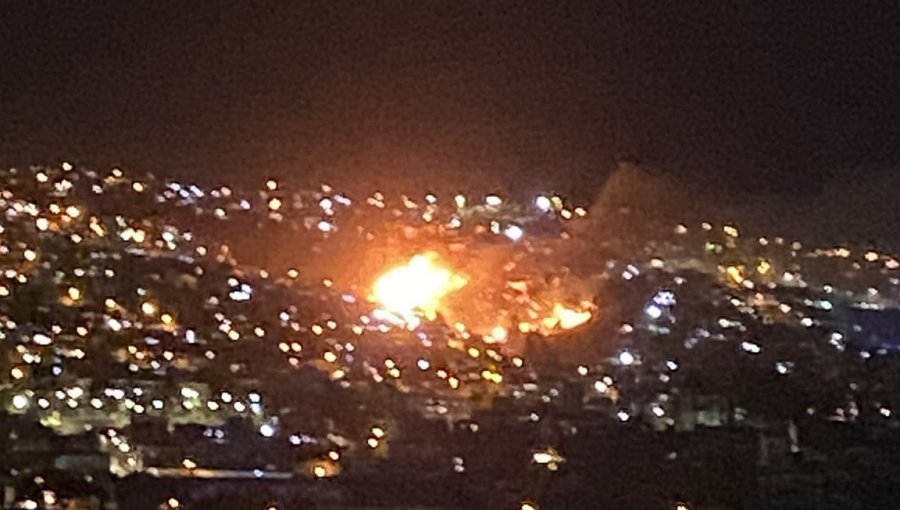 Incendio consume completamente una casa habitación de material ligero en el cerro Cordillera de Valparaíso