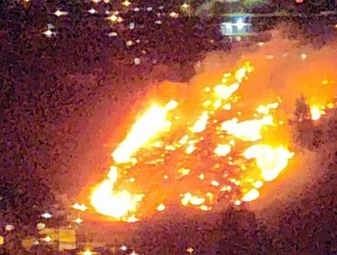 Solicitan evacuar sectores Santa María, Guillermo Bravo, Chaparro y calle Cantera en el cerro Cordillera de Valparaíso por incendio