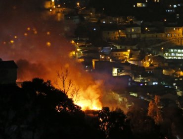 Tras caída de una bengala se habría iniciado el incendio forestal en el cerro Cordillera de Valparaíso