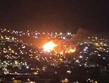 Incendio consume completamente una casa habitación de material ligero en el cerro Cordillera de Valparaíso