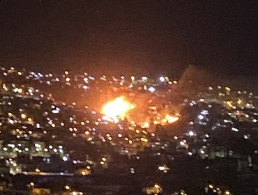 Incendio consume completamente una casa habitación de material ligero en el cerro Cordillera de Valparaíso