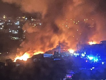 Valparaíso bajo ataque del fuego: Ordenan evacuación masiva por 3 focos de incendios en cerro Cordillera y uno en Placilla