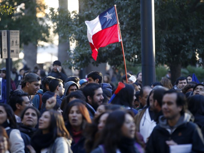 Cámara de Diputados aprueba proyecto que obliga a cantar el Himno Nacional e izar la bandera en colegios