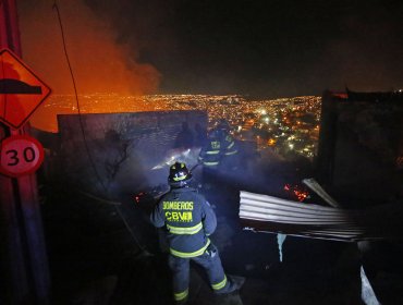 Ministra Tohá informa que incendios en Valparaíso están "contenidos": Al menos 15 viviendas han sido afectadas
