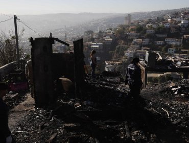 Fiscalía confirma que se investiga uso de bengala como posible origen del incendio en cerro Cordillera de Valparaíso