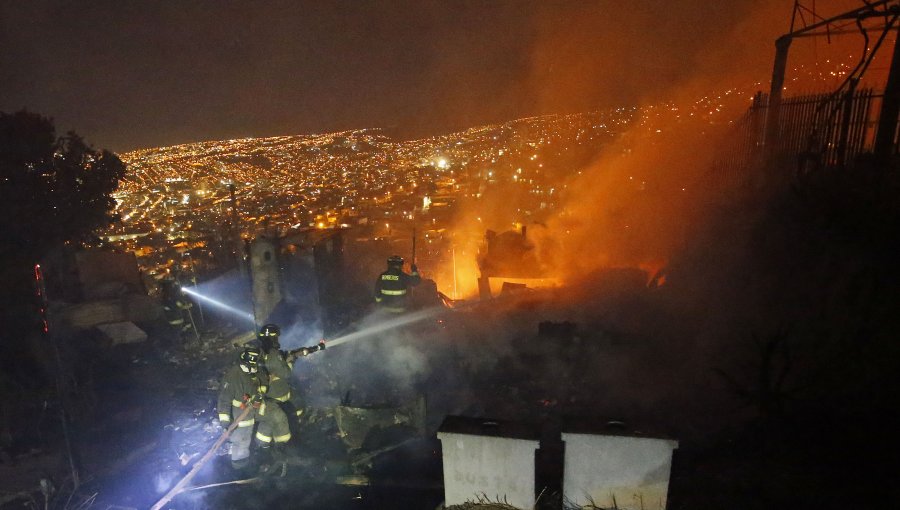 Jefe de la Defensa Nacional confirma "seguidilla de desgraciados incendios" en Valparaíso: hubo cuatro focos en cuatro horas