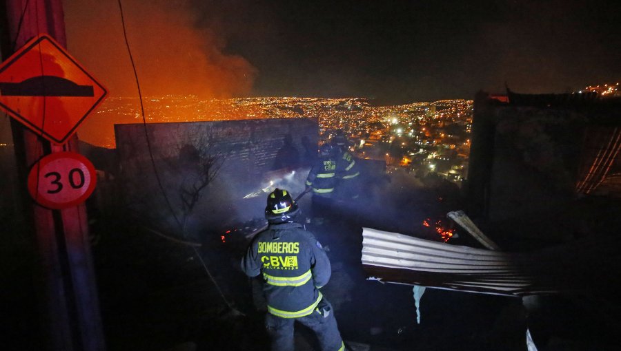 Ministra Tohá informa que incendios en Valparaíso están "contenidos": Al menos 15 viviendas han sido afectadas