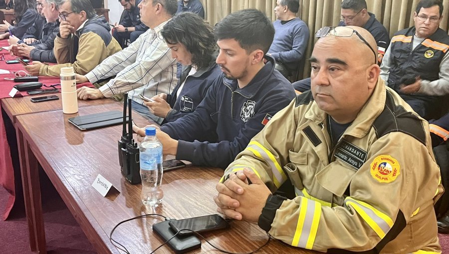 Senapred mantiene alerta roja para provincias de Valparaíso y Marga Marga por incendio en cerro Cordillera