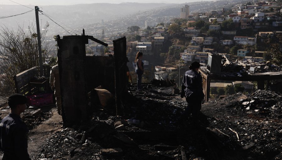 Fiscalía confirma que se investiga uso de bengala como posible origen del incendio en cerro Cordillera de Valparaíso