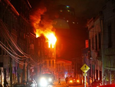 Cuatro incendios simultáneos dejaron dos muertos, más de 15 casas quemadas y 61 damnificados en Valparaíso: Fiscalía investiga con peritos teoría de la bengala