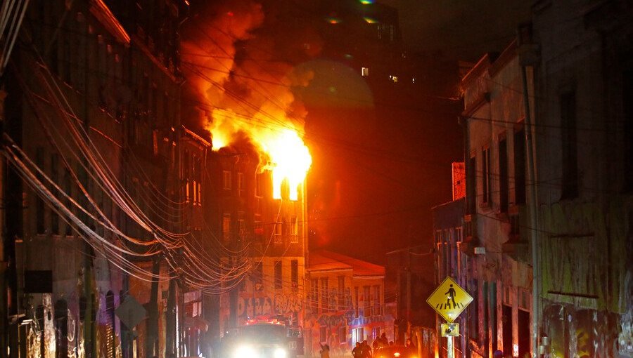 Cuatro incendios simultáneos dejaron dos muertos, más de 15 casas quemadas y 61 damnificados en Valparaíso: Fiscalía investiga con peritos teoría de la bengala