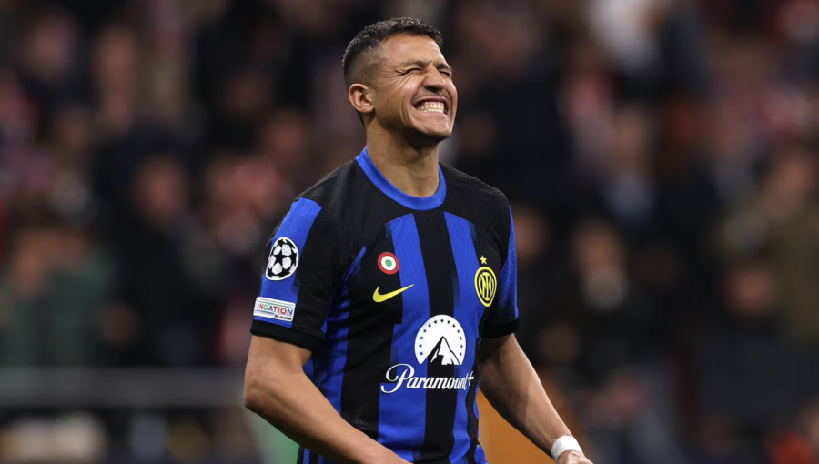 Prensa italiana se llena de críticas para Alexis por fallar penal en la eliminación del Inter