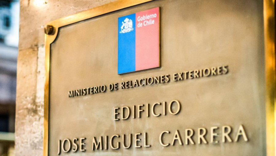 Hijo del cónsul chileno en Guayaquil con orden de arresto por caso de violación: Cancillería abre sumario