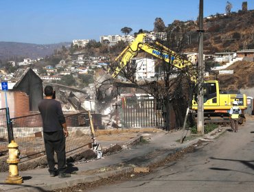 Dan inicio a las demoliciones de viviendas afectadas por el megaincendio y aclaran confusión por expropiaciones en Viña del Mar