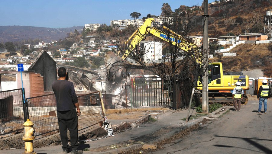 Dan inicio a las demoliciones de viviendas afectadas por el megaincendio y aclaran confusión por expropiaciones en Viña del Mar