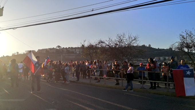 Masivas protestas de damnificados por incendio en Viña del Mar: Se toman caminos y salen a las calles a reclamar "vivienda digna"