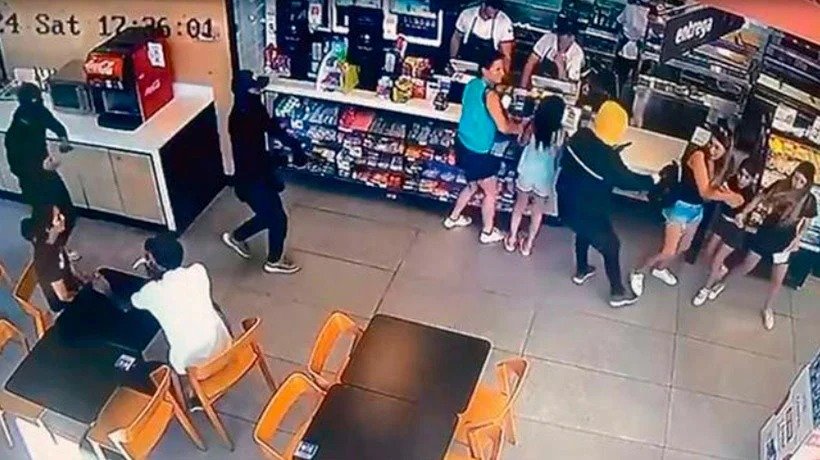 Violento asalto a servicentro del Troncal Sur provoca segundos de terror en Viña del Mar