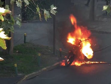 Detienen a hombre que incendió su motocicleta tras molestarse por ser fiscalizado en Las Condes