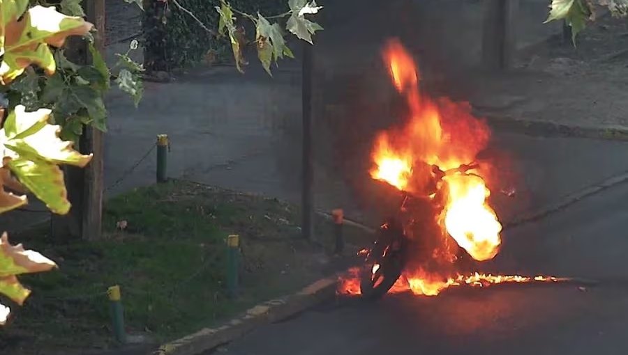 Detienen a hombre que incendió su motocicleta tras molestarse por ser fiscalizado en Las Condes