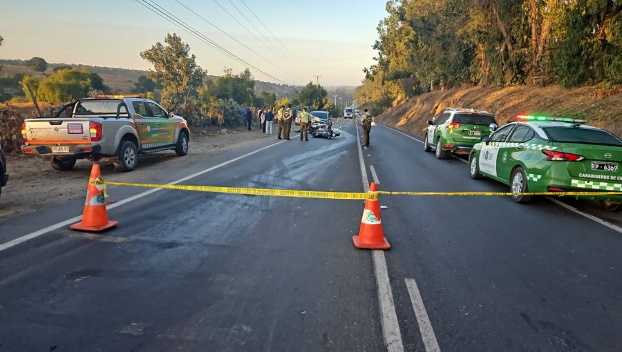 Motociclista pierde la vida en fatal accidente en Quintero: Tránsito se encuentra interrumpido