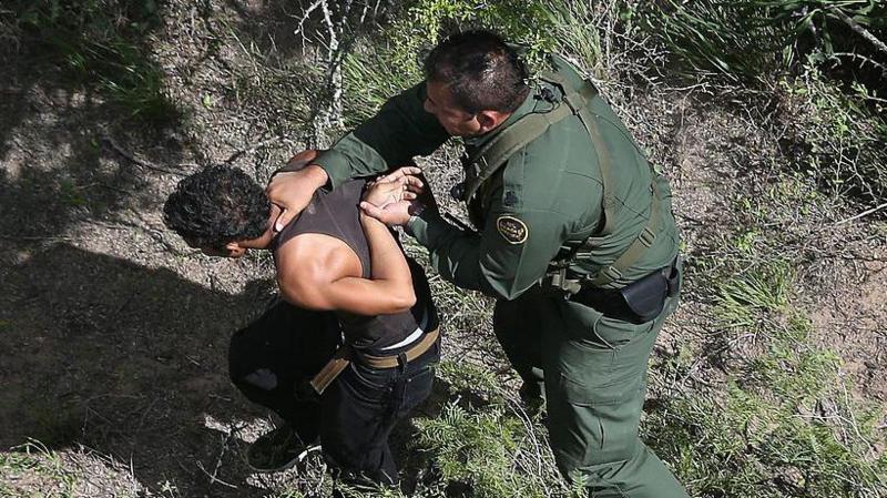 En qué consiste la ley que permite a Texas arrestar y deportar a los migrantes indocumentados que llegan a EE.UU.