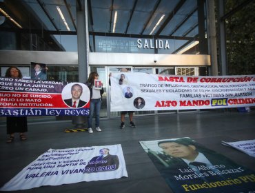 Familia de Valeria Vivanco llega hasta el Centro de Justicia en protesta contra ex director general de la PDI y la Corte Suprema