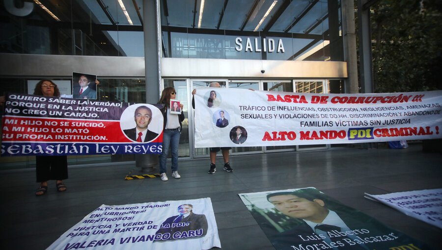 Familia de Valeria Vivanco llega hasta el Centro de Justicia en protesta contra ex director general de la PDI y la Corte Suprema