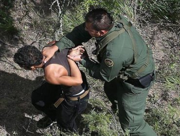 En qué consiste la ley que permite a Texas arrestar y deportar a los migrantes indocumentados que llegan a EE.UU.