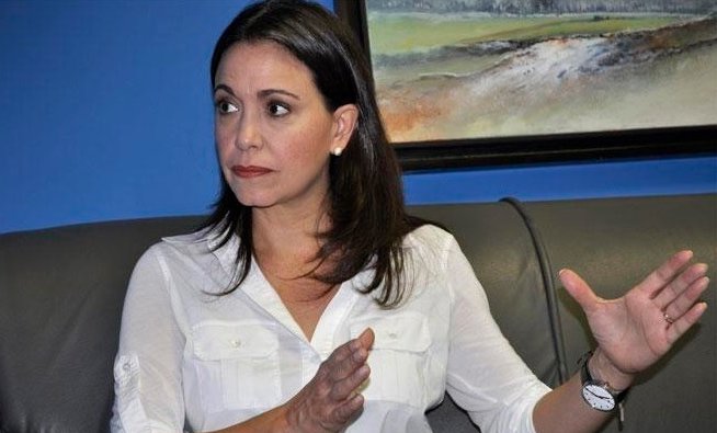 Detienen a dos miembros del equipo de la opositora venezolana María Corina Machado