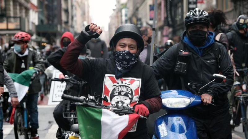 «Los Deliveristas»: Cómo los repartidores latinos en Nueva York se convirtieron en un poderoso colectivo