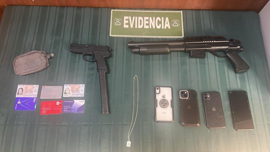 Antisociales son sorprendidos por Carabineros siguiendo a camión con armas simuladas