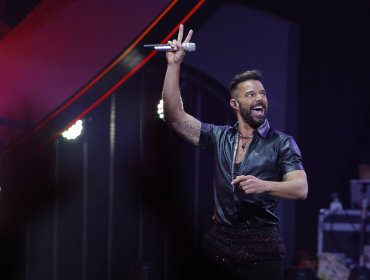 Ricky Martin causa furor en sus fanáticos tras ser captado en el aeropuerto de Santiago