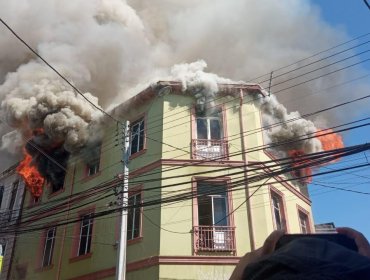 Incendio estructural consume antigua casona de cerro Cordillera en Valparaíso