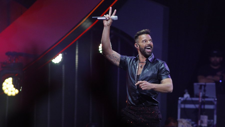 Ricky Martin causa furor en sus fanáticos tras ser captado en el aeropuerto de Santiago