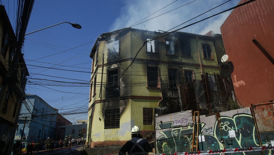 Una antigua casona y otras tres viviendas resultaron afectadas por incendio en el cerro Cordillera de Valparaíso