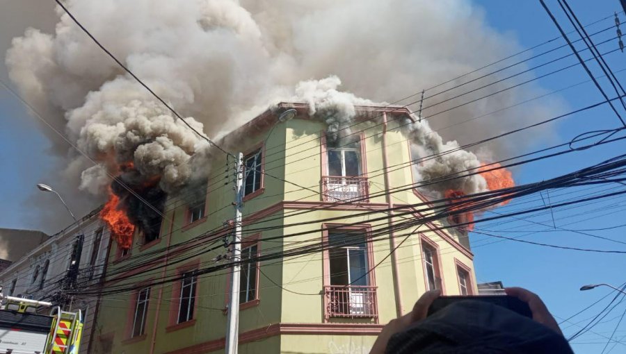 Incendio estructural consume antigua casona de cerro Cordillera en Valparaíso