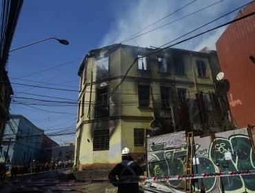 Una antigua casona y otras tres viviendas resultaron afectadas por incendio en el cerro Cordillera de Valparaíso