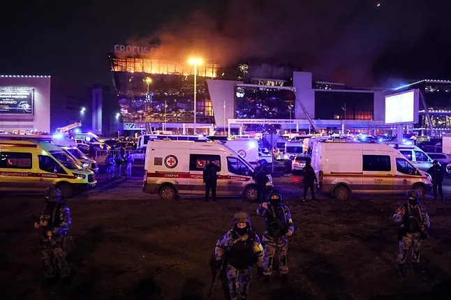 Al menos 40 muertos y 100 heridos deja ataque armado en una sala de conciertos en Moscú